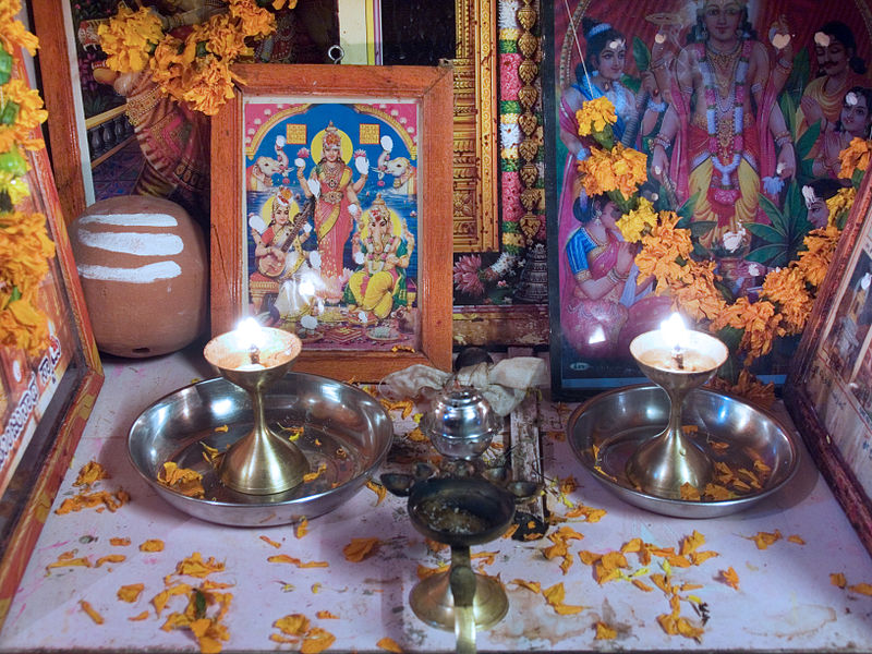 Файл:India - Family altar - 7090.jpg