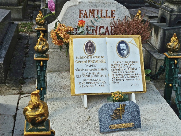 Файл:Папюс могила.jpg