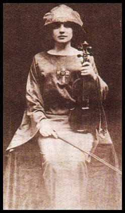 Лейла Уоддел в «Элевсинских мистериях»