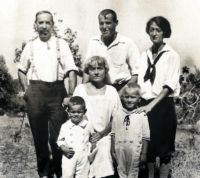 Телемское аббатство Кроули (слева направо): Фрэнк Беннетт (1868-1930), Ганс Хаммонд (1917-1985), Джейн Вулф (1875-1958), Сесил Фредерик Рассел (1897-1987), Говард Шамуэй (1916-?) и «Нинетт» Шамуэй (1894-1990)