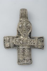 Распятие в виде кулона , которое в христианской традиции считается защитой от демонов, священным знаком победы Христа над всяким злом